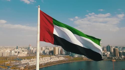 Vídeo aéreo sobre a cidade de Sajara e a bandeira do país