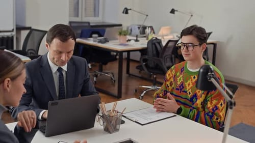 Empleados de oficina que tienen una entrevista de trabajo con un joven candidato