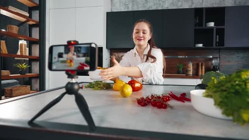 Lección en vídeo para una mujer joven sobre cocina, una chica positiva habla, grabación de una lección de vídeo, filmación de cocineros