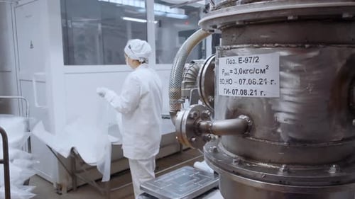 Vue de l'intérieur de l'usine de production laitière industrielle. Pince. D'énormes conteneurs chez Modern Industrial