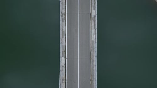 Luftaufnahme einer Brücke über einen See