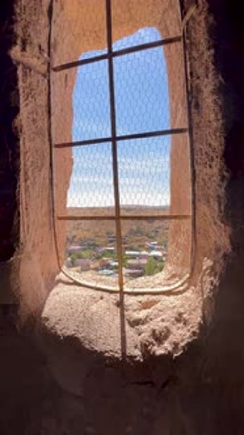 Vertikales Video. Wohnungen alter Menschen in einer alten Stadt, in die Felsen gehauen, ein Fenster
.