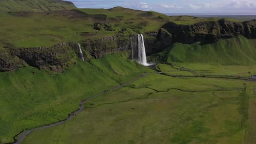 Discovering Iceland's Stunning Seljalandsfoss Waterfall A Visual Journey Through Greenery