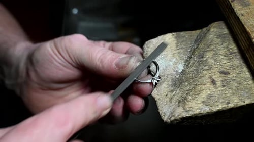 Goldener Ehering, von Goldsmith, isoliertes Makrovideo, Schmuckherstellung mit einem Profi