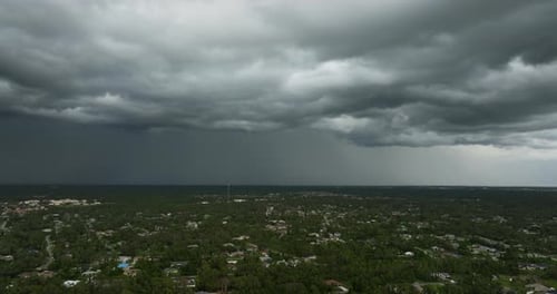 Las fuertes lluvias caen de las nubes tormentosas sobre los suburbios rurales de Florida, tormenta eléctrica en el cielo oscuro