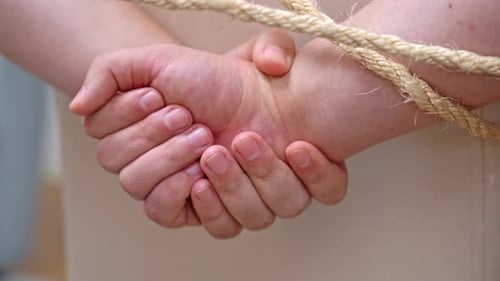 Kidnapper fastens hands of victim behind back failing to escape