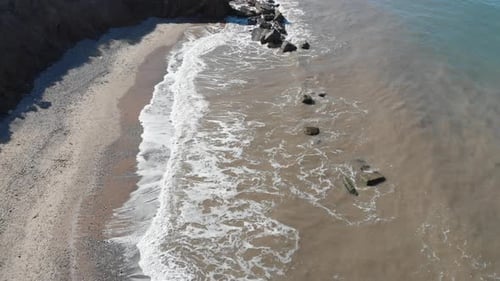 Aufnahme eines Strandes mit Klippen