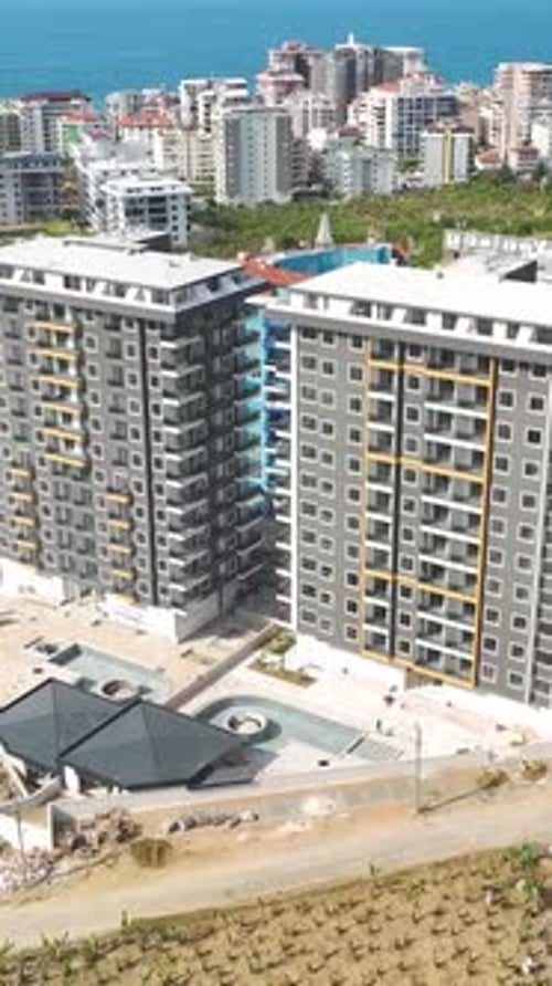 Vídeo vertical: fachada ideal para una casa con líneas limpias y detalles perfectos en un edificio de varios pisos
