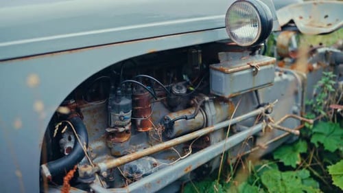 Compartiment moteur de tracteur vintage. Plan rapproché