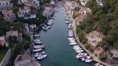 Luftaufnahme der Küstenstadt mit Jachthafen, Booten, Spanien.