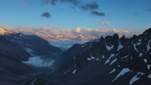 Die wunderschöne Natur der Berge, die in Schnee und Wolken gehüllt ist, bietet einen ruhigen Rückzugsort. Genießen Sie die Bergnatur