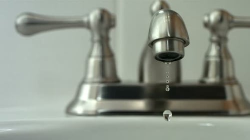 De l'eau coule du robinet,