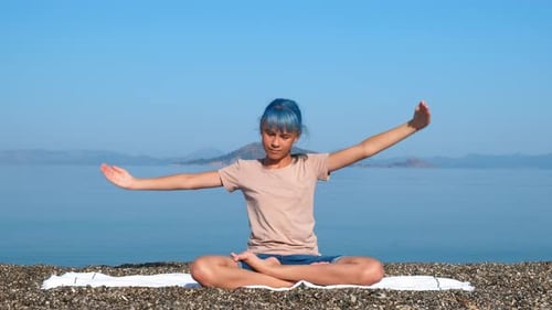 Yoga au lotus pour adolescents qui s'étirent sur le rivage
