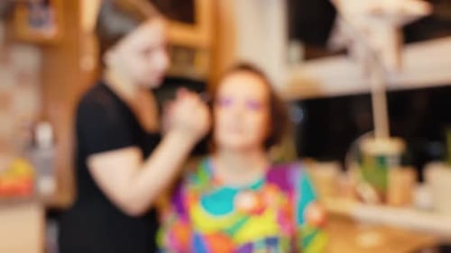 Die Make-up-Anwendung wirkt verschwommen und gedeiht dennoch in einer lebendigen und farbenfrohen Umgebung und schafft eine