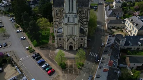 Façade de l'église Saint-Rémi ou Saint-Rémy, Château-Gontier en France. Approche aérienne