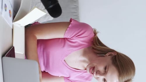 Tutor vertical en línea para mujer que enseña en Internet