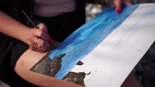 Unerkennbare Frau hält ihre eigenen Hände am Meer, Strand, Landschaft, Aquarell