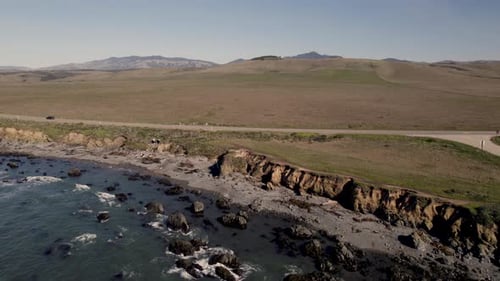 Schroffe Küsten entlang des Pacific Coast Highway in der Nähe von Cambria und San Simeon, Kalifornien, USA. Antenne D