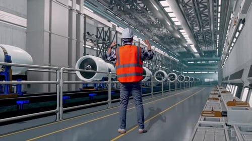 Ingénieur de sexe masculin levant les mains célébrant tout en travaillant, fabrication de moteurs d'aéronefs