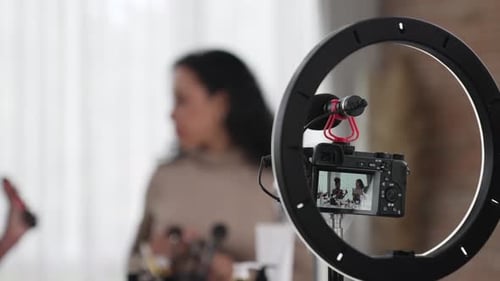Dos mujeres influencers graban una transmisión en vivo de un vlog, una reseña de un vídeo, maquillaje, crucial