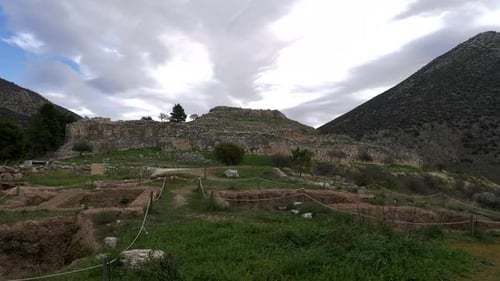 Les vestiges de l'ancienne ville mycénienne du Péloponnèse en Grèce. Certains murs sont bien conservés, w