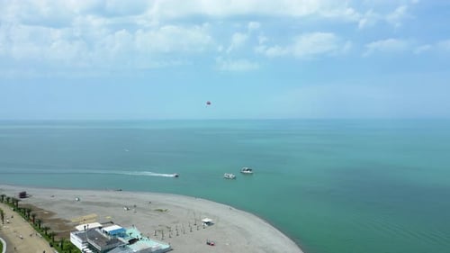 Vista aérea del agua azul del mar negro en la ciudad de Batumi
