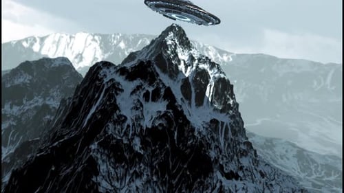 Platillo volador sobre el majestuoso pico de la cima de una montaña, aéreo