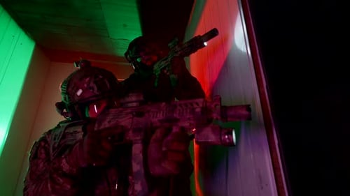 Un groupe de soldats armés de munitions dans une pièce assiégée essayant d'attaquer l'ennemi Ils sont