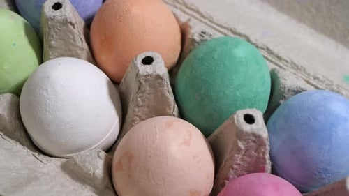 Bunte Ostereier im Tablett, Nahaufnahme festlicher Muster