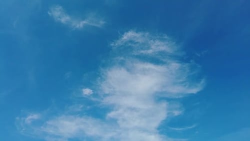 Zeitrafferwolken bewegen sich am blauen Himmel an einem hellen, sonnigen Sommertag
