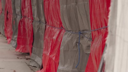 Lonas de colores que cubren la reconstrucción en curso en el sitio de construcción