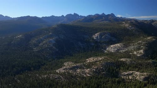 Drone aérien Minarets Vista, Banner Peak, Mammoth Mountain Lakes, Sierras PCT Trail, Californie, jour
