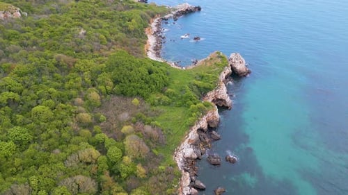 Vista aérea del área natural de Yaylata cerca del pueblo de Rusalka en la costa rocosa del Mar Negro de Bulgaria