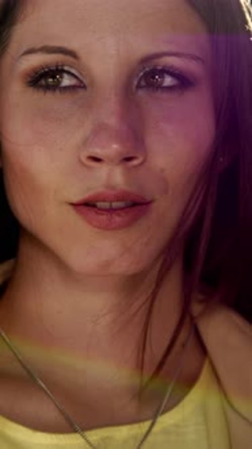 Un portrait époustouflant d'une jeune femme confiante et séduisante dans une belle lumière naturelle