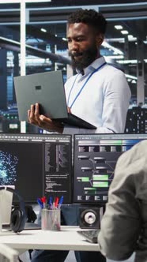 Vertikales Video Fröhlicher Rechenzentrumsadministrator nutzt das Node Tree Tool und macht High-Five mit einem Kollegen