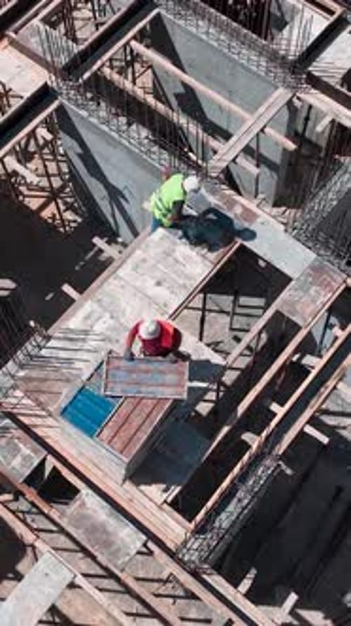 Vídeo vertical: Construcción de viviendas costeras en el Mediterráneo mientras los constructores colocan refuerzos