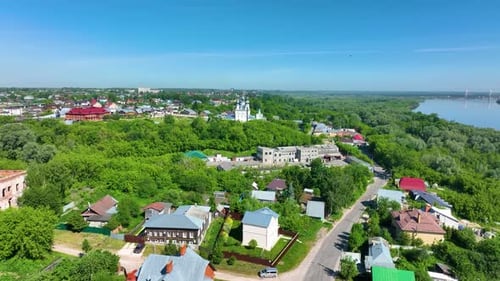 Panoramaaufnahme einer russischen Stadt mit Fluss