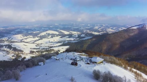 Ancienne station de ski sur une pente de montagne enneigée avec beaucoup de monde en ski et en snowboard