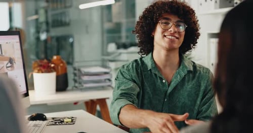 Créatif, homme et client au bureau avec une poignée de main pour un entretien, une intégration ou une opportunité de transaction