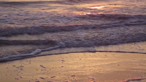 Farbige Wolken und Sonnenuntergang über dem Meer
