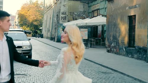 Dance Element in the City of the Wedding Couple