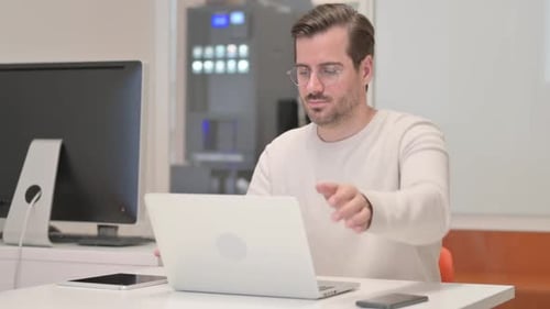 Junger Mann verlässt das Büro nach der Arbeit