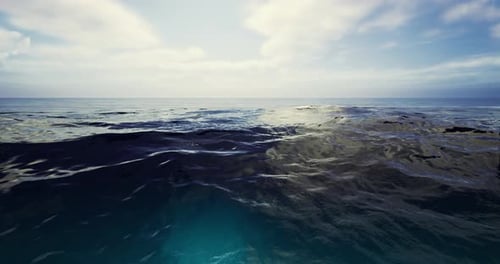 Ruhiges Meerwasser reflektiert am Mittag das Sonnenlicht unter einem klaren blauen Himmel