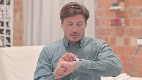 Porträt eines reifen erwachsenen Mannes mit Smartwatch