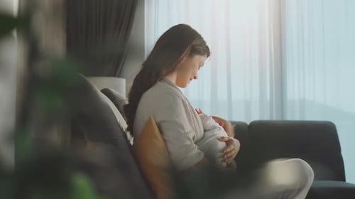 Bebé amamantado por la madre