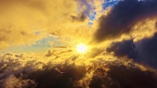 Strahlende Sonne scheint während eines wunderschönen Sonnenuntergangs durch Dramatisch goldene Wolken