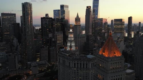 Vue aérienne des gratte-ciel emblématiques de New York au Sunset Feat Municipal Building