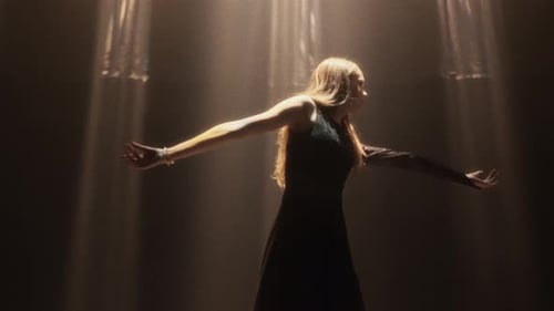 Movimientos expresivos de una joven bailarina bajo los focos del estudio