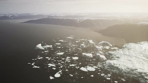 Belle vue aérienne de l'immense glacier d'Islande et de son lagon