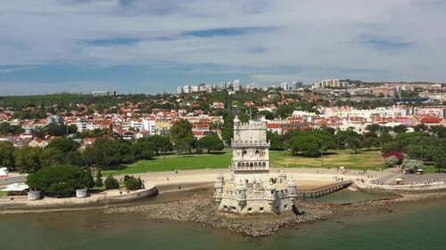 Tour de Belém sur le Tage surplombant le paysage urbain